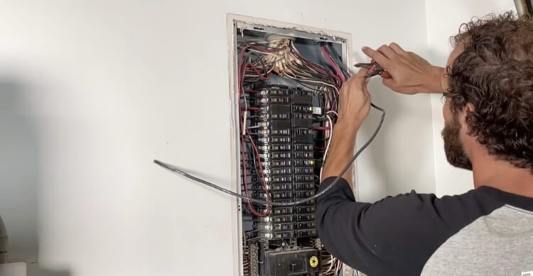 Benefits of Using the Right Electrical Panel for an EV Charger